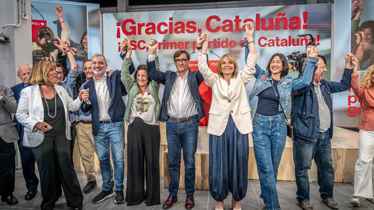 El candidato del PSC, Salvador Illa, celebra la victoria con los dirigentes de su partido