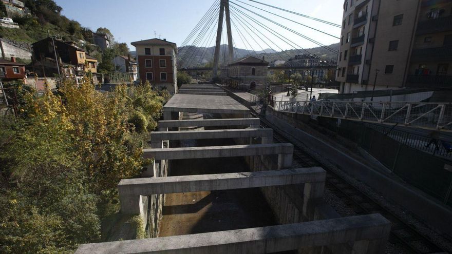 Quejas en Langreo por los retrasos en la culminación del soterramiento: &quot;Después de catorce años es hora de que la obra termine&quot;