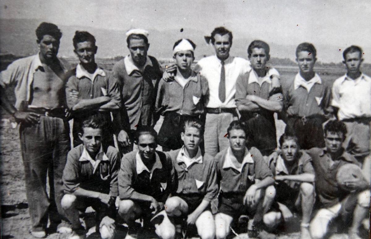 El equipo del C.D. Churriana, en el campo de Aviación en la década de los 50.