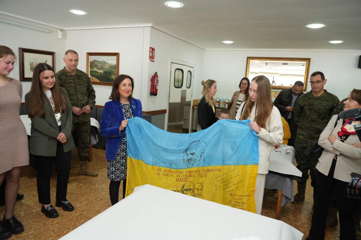 Margarita Robles, junto a familiares de combatientes ucranianos en la residencia militar de Castelló.