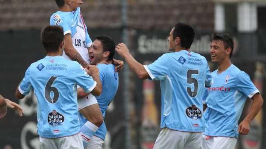 Los jugadores del Celta festejan el primer gol marcado por Aitor, ayer, en Barreiro. // Ricardo Grobas