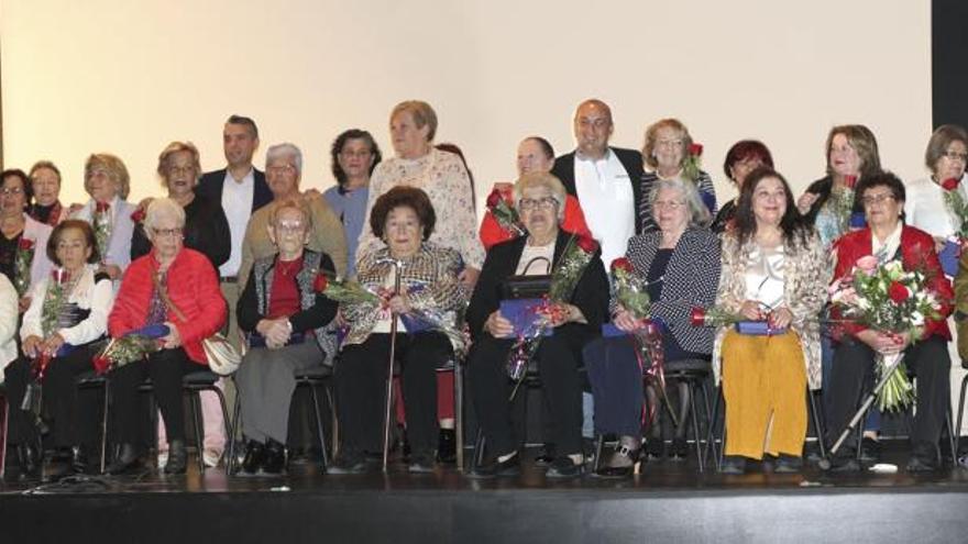 El presidente del PSOE de Málaga y candidato a la Alcaldía de Marbella, José Bernal, con las mujeres homenajeadas.