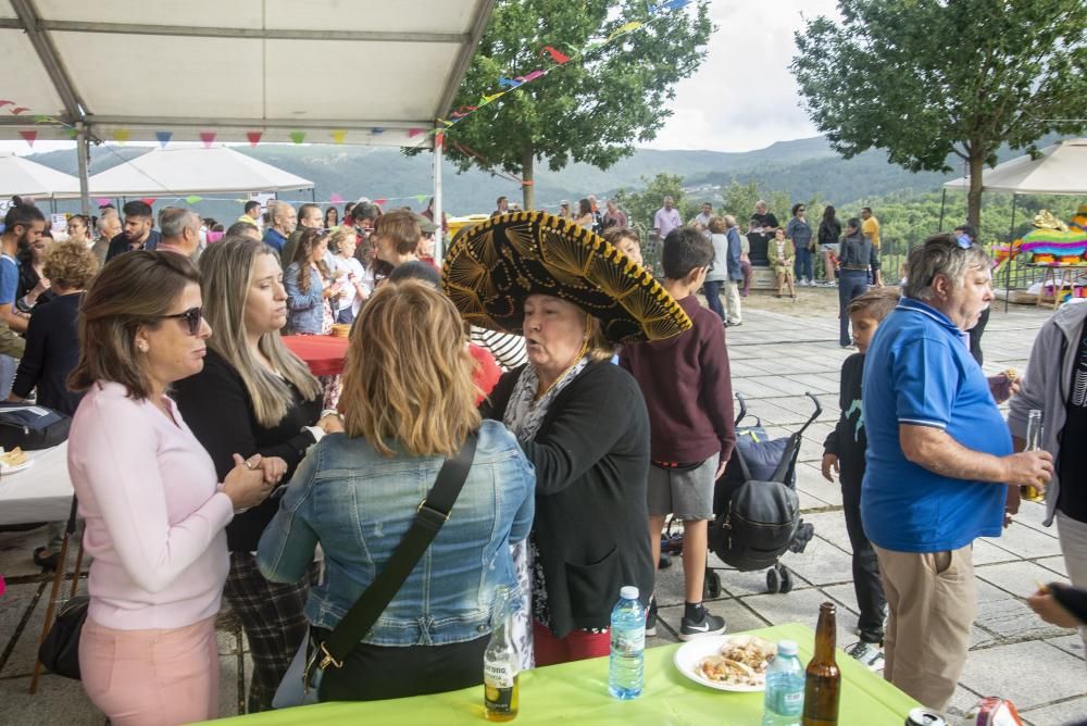 Avión festeja a sus emigrantes mexicanos - Comida "pica tantito, banderitas de papel picado y coronas de flores para las mujeres.