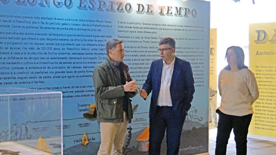 Telmo Crespo, Javier Bas y la edil de Cultura, Teresa París, en la sala.