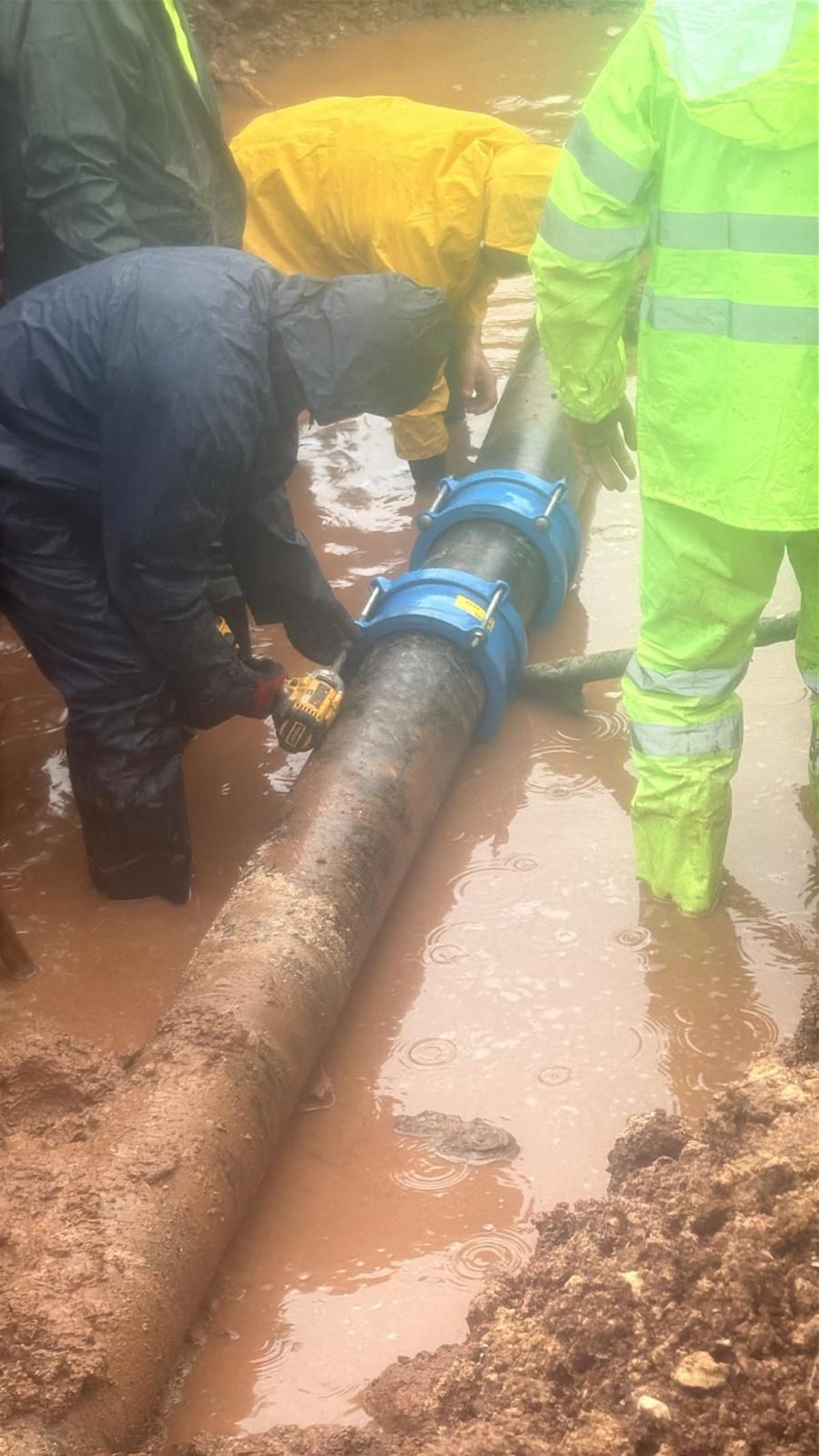 Reparación de una tubería en Cortes dañada por el temporal