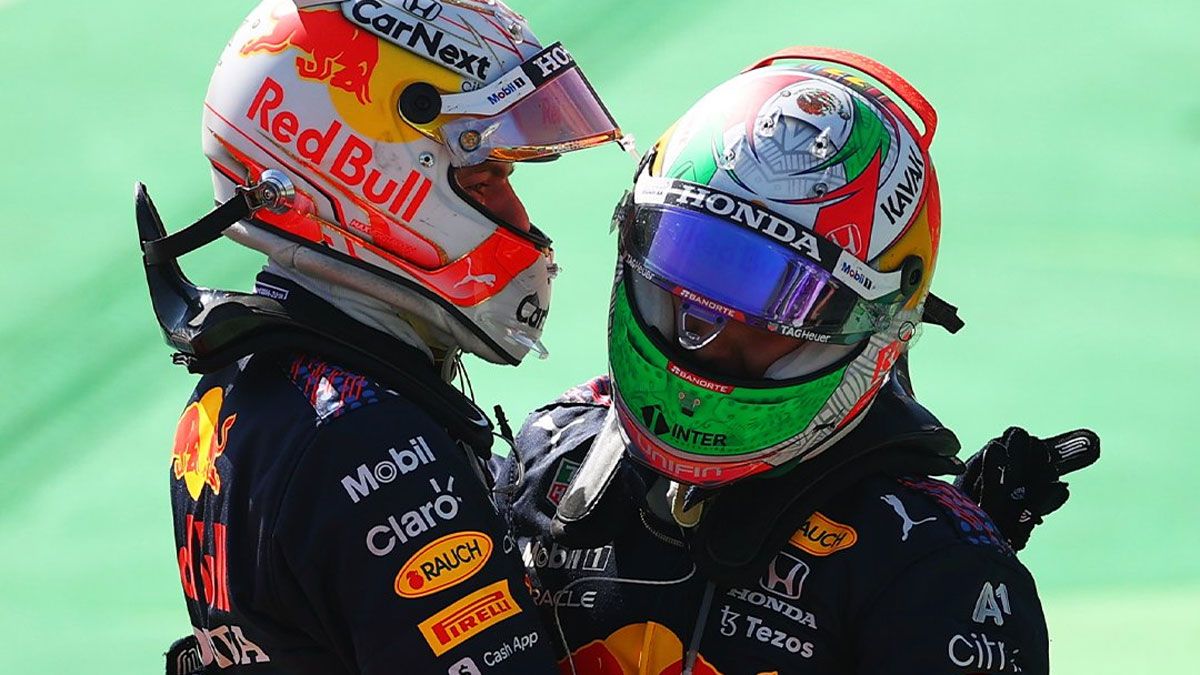 Verstappen se abraza a su compañero Sergio Pérez, que ha sido tercero en el podio