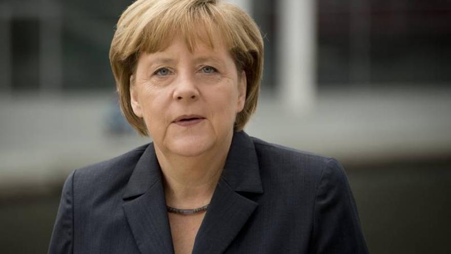 Merkel apuesta por reeditar su coalición, pero deja abierta una opción con los Verdes