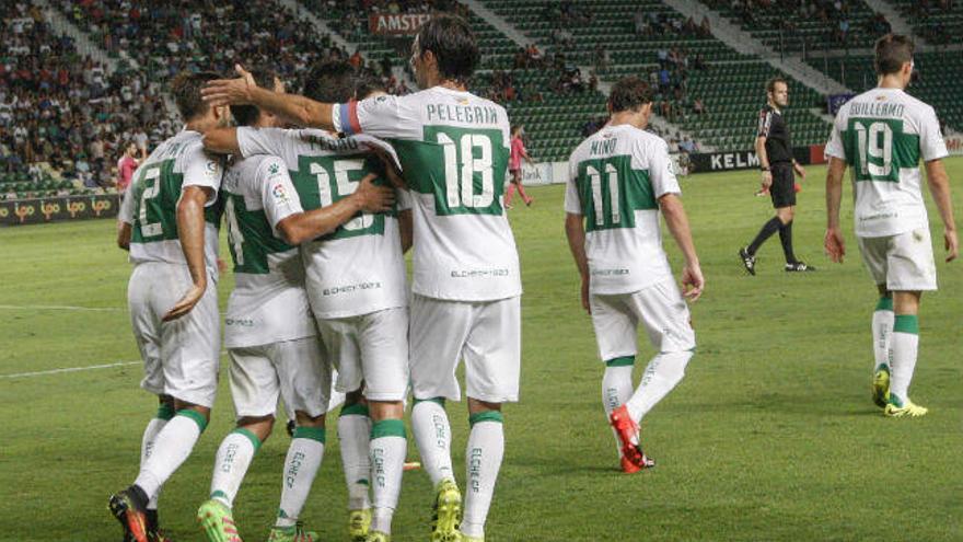 Los jugadores del Elche celebran un gol