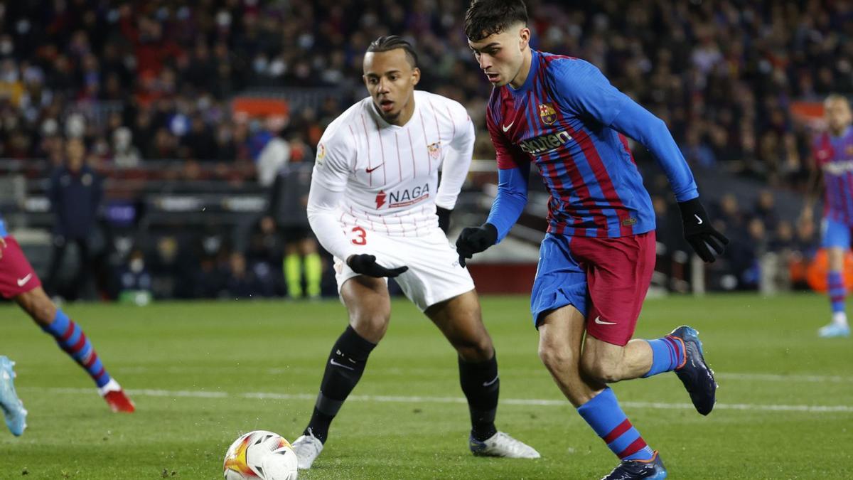 Koundé observa com Pedri entra a l’àrea durant el darrer Barça-Sevilla de Lliga.