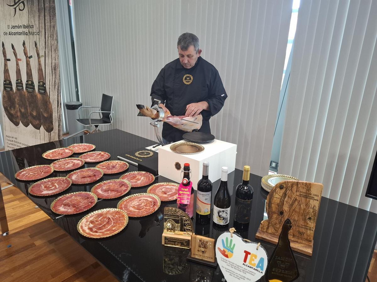 Los asistentes podrán degustar los platos de jamón ibérico de cebo que vayan cortando a un precio único de cinco euros.