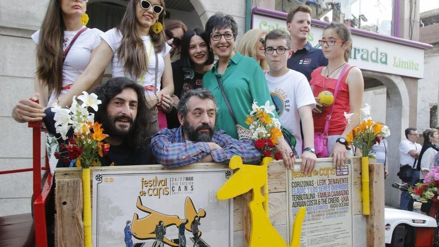 Asistentes al Festival de Cans en uno de los &quot;chimpines&quot;. / Alba Villar