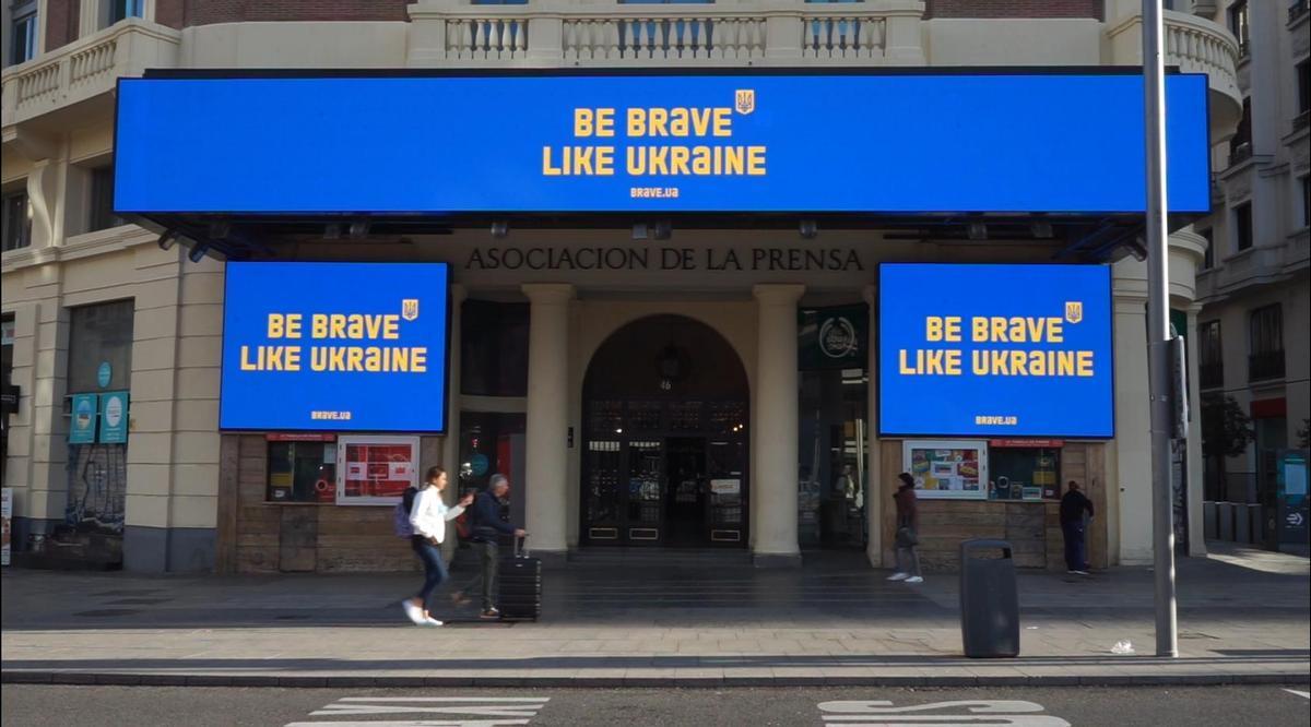 Palacio de la Prensa de Madrid con un anuncio de Banda en favor de Ucrania
