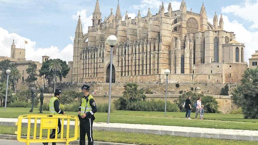 Los policías cortaron el acceso al parking del Parc de la Mar.