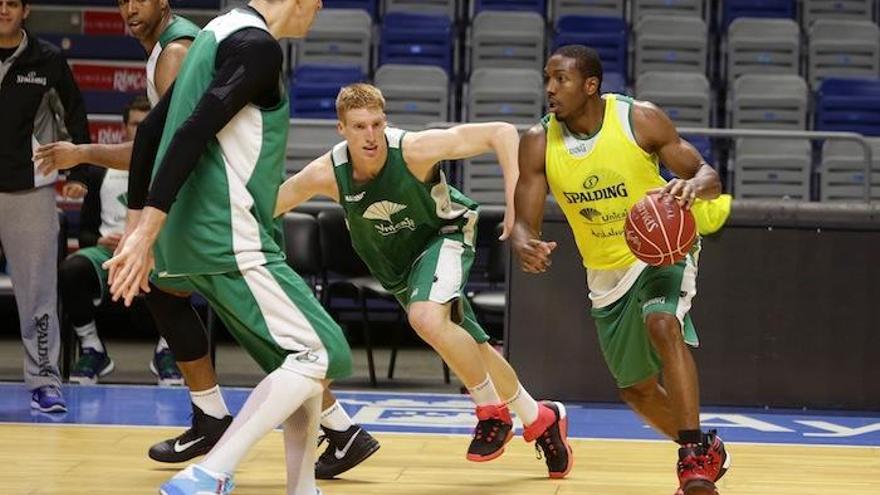 El nuevo base del Unicaja, DeMarcus Nelson, en un entrenamiento con sus nuevos compañeros.