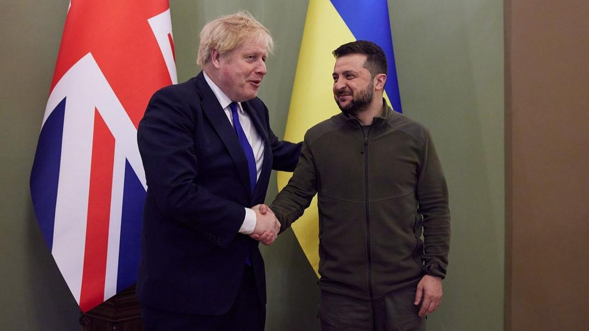 Kyiv (Ukraine), 09/04/2022.- A handout photo made available via the official Telegram channel of the President of Ukraine shows Ukrainian President Volodymyr Zelensky (R) welcomes British Prime Minister Boris Johnson (L) for a meeting in Kyiv (Kiev), Ukraine, 09 April 2022. Johnson arrived in Kyiv on an unannounced surprise visit. (Ucrania, Reino Unido) EFE/EPA/TELEGRAM/V_Zelenskiy_official / HANDOUT HANDOUT EDITORIAL USE ONLY/NO SALES