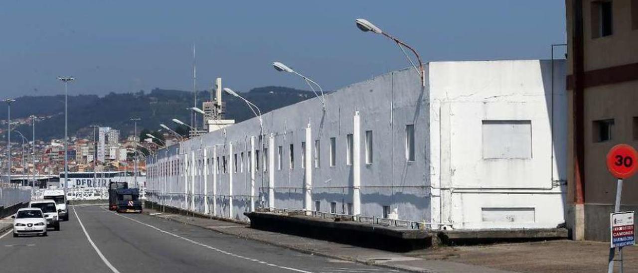 Casetas de armadores que se derribarán para ampliar la terminal de vehículos de Bouzas. // M.G.B.