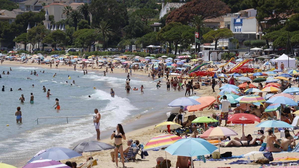 Gent banyant-se a la Platja de Sant Pol, durant la segona onada de calor.