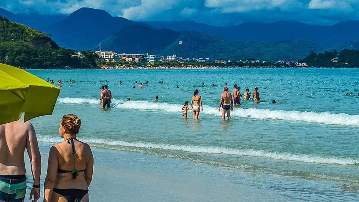 Playa brasileña de Ubatuba, donde los bañistas han conseguido hallar a los padres de un niño perdido.