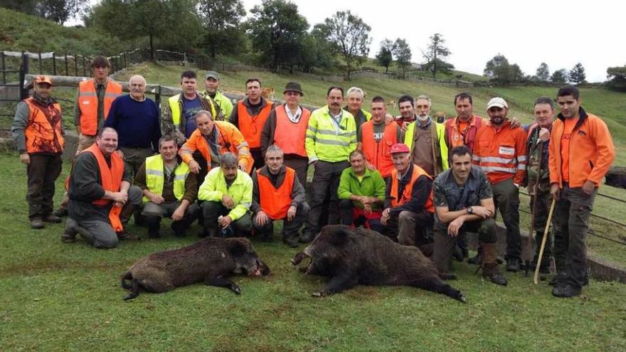 La cuadrilla Monte Llosorio, de Mieres, con dos jabalíes.