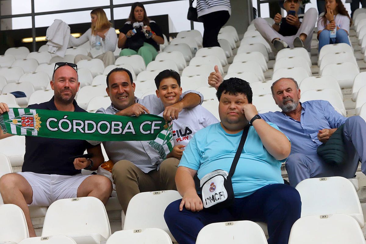 Las imágenes de la afición en el Córdoba CF - Badajoz