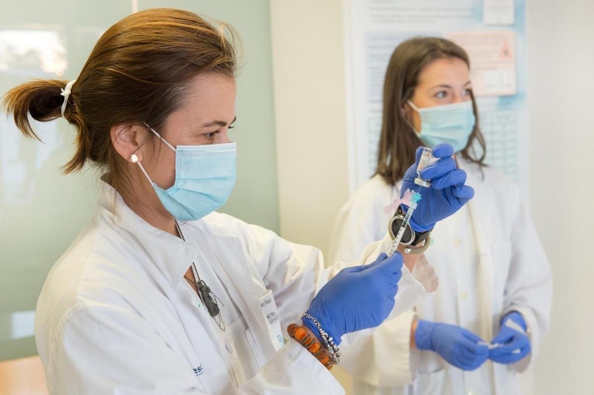 Una enfermera prepara una inyección.