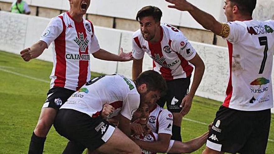 Los jugadores rojiblancos celebran un tanto.