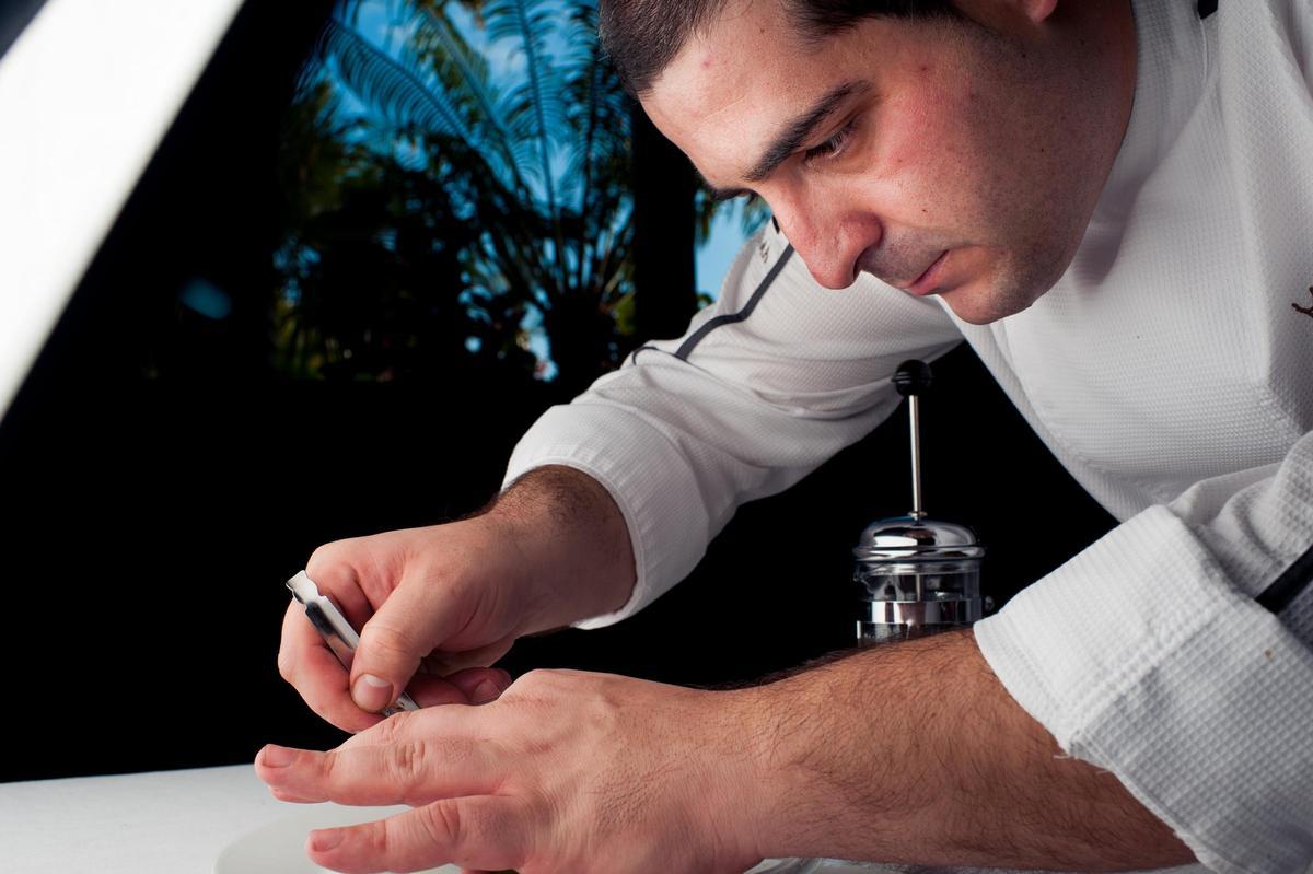 Erlantz Gorostiza en fase creativa de la oferta gastronómica.