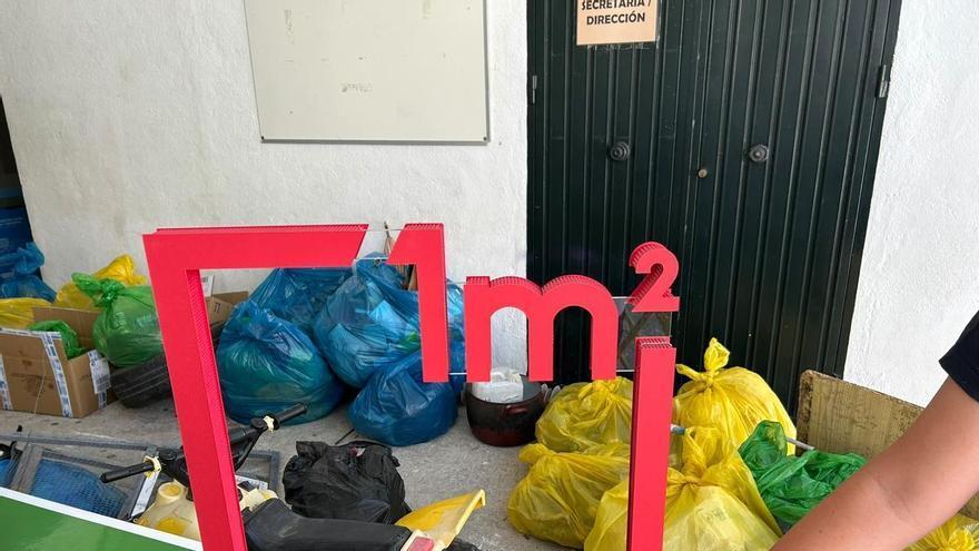 Escolares de Monda retiran 100 kilos de basuraleza por el Dí