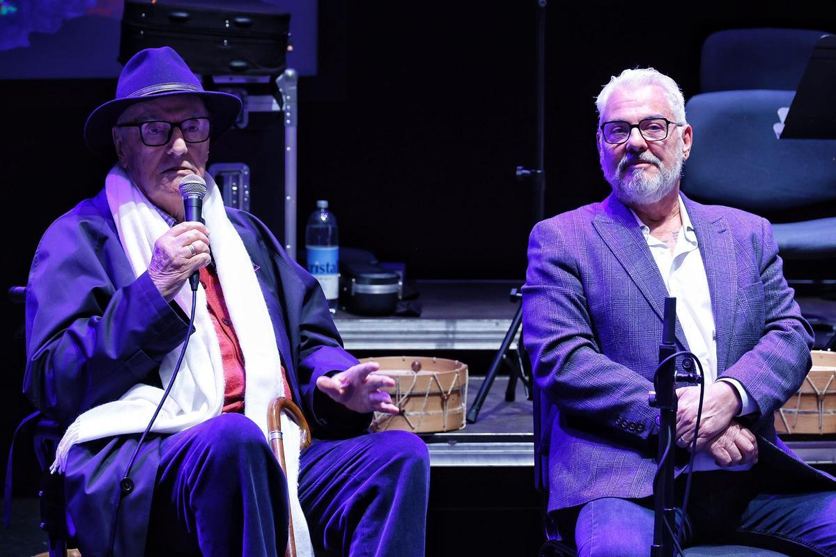 El fundador de Los Sabandeños, Elfidio Alonso, y su hijo, el actual director de la formación.