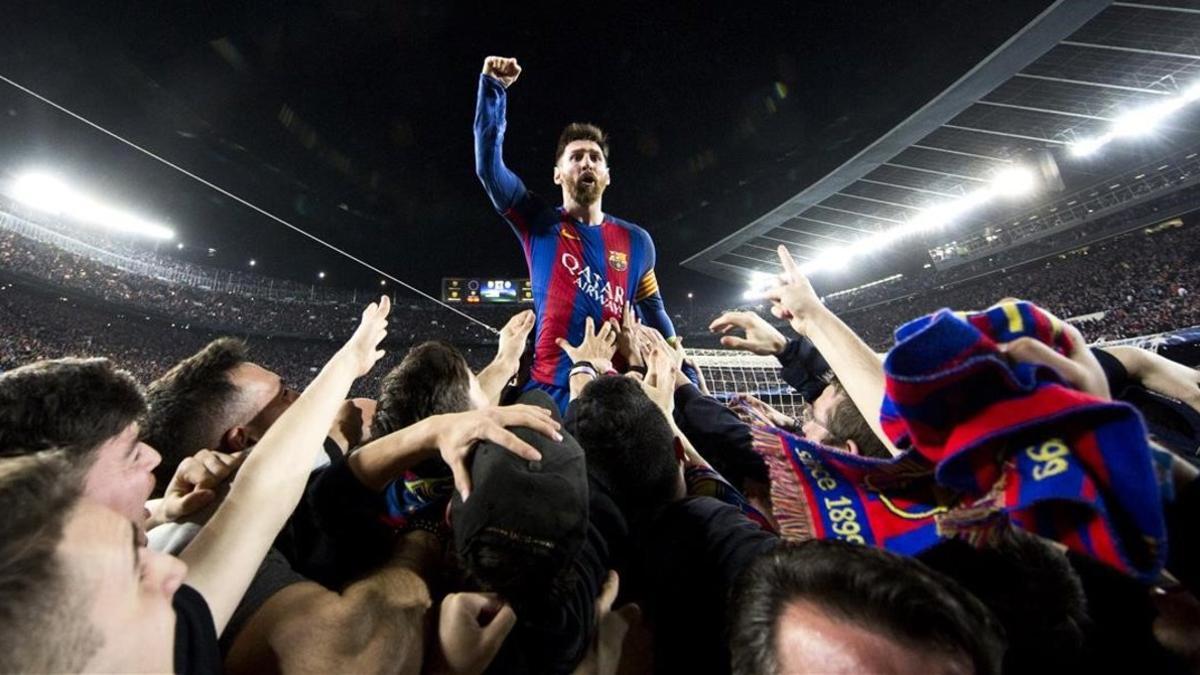 La foto de los 70 millones de visitas: Leo Messi se funde con la afición tras marcale al PSG.