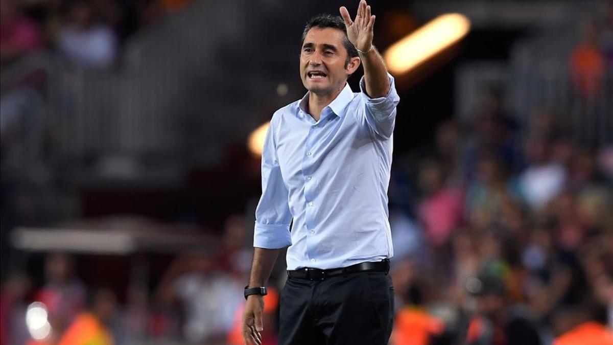 Ernesto Valverde da órdenes durante el partido