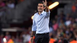 undefined39682985 barcelona s coach ernesto valverde gestures during the spani170814002709