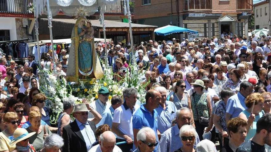 Una multitud acompaña a la Virgen de la Salud, la anfitriona del encuentro mariano.