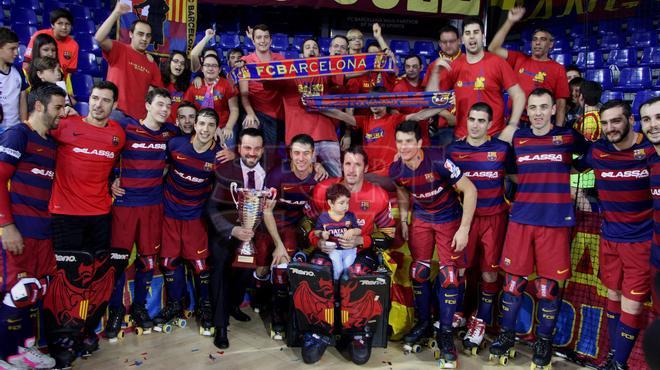 El Barça Lassa recibió su tercer título de OK Liga consecutivo