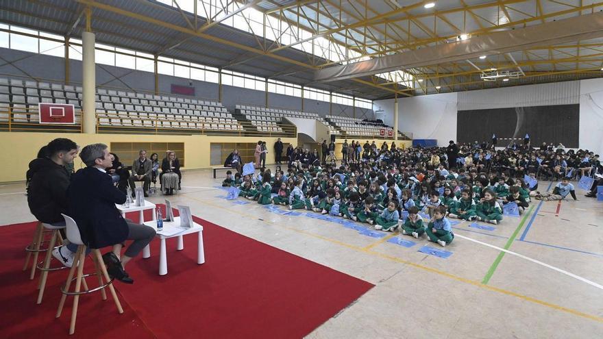 Hugo Álvarez, Burcio y Sara Debén visitan el colegio Los Sauces