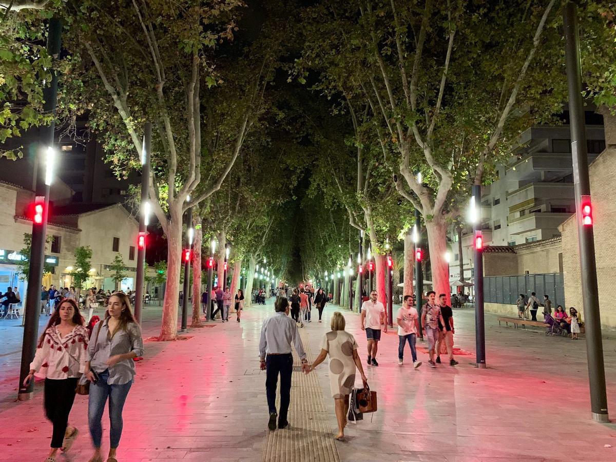 El paseo Alfonso X El Sabio iluminado con los colores de 'la roja'.