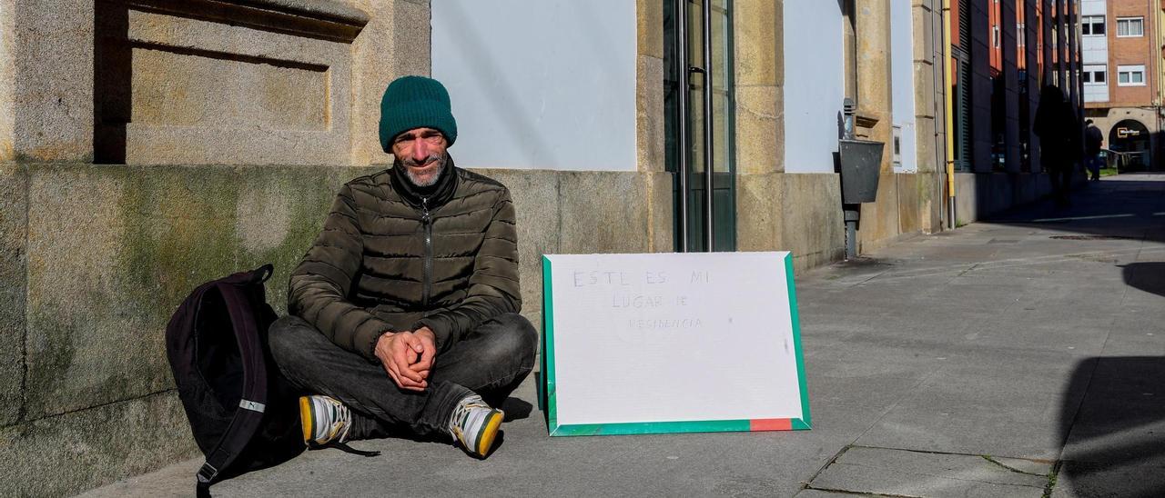 Mauricio Rey, de 43 años, lleva ocho meses en la calle. Ayer, frente a los Servicios Sociales de Vilagarcía en señal de protesta.
