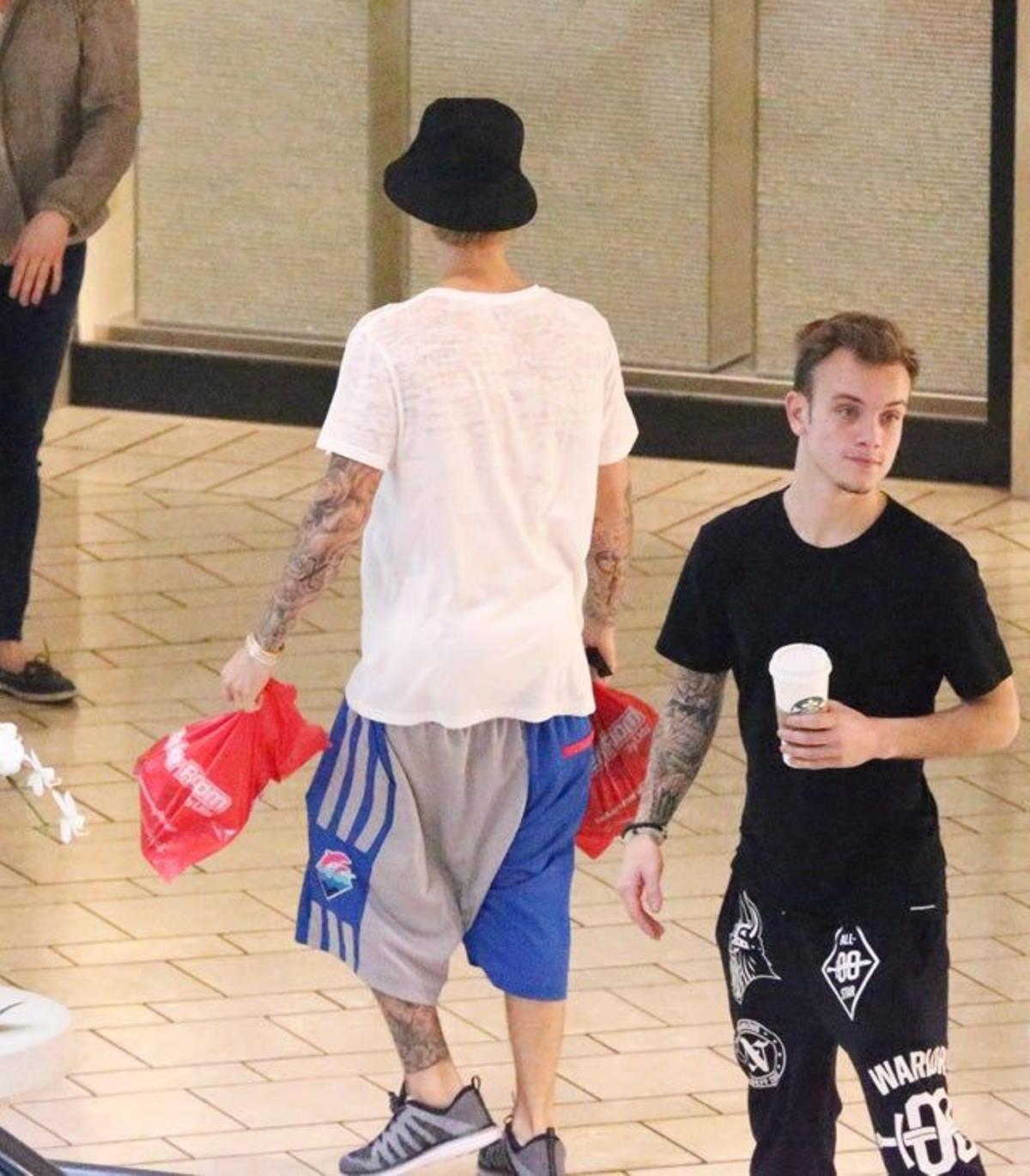 Justin Bieber yéndose del centro comercial
