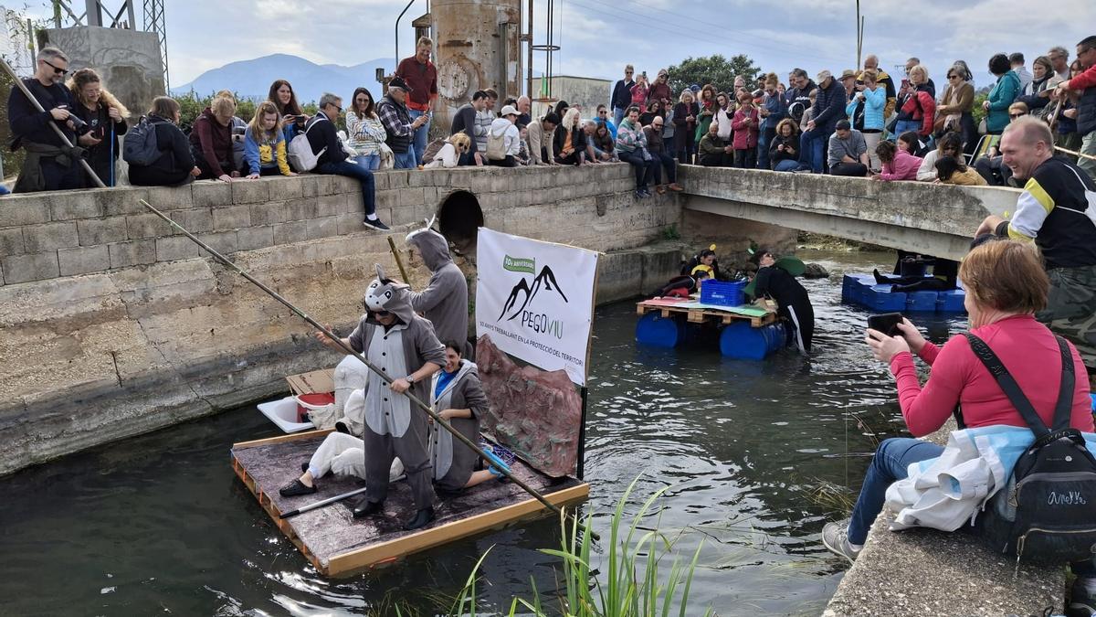 La salida de esta singularísima "regata". El público se agolpa en la orilla y el puente