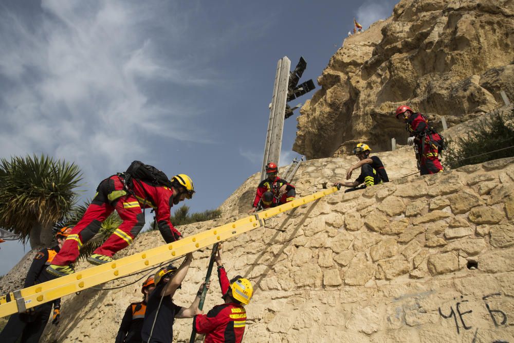 Casi medio centenar de efectivos participan en unas prácticas en la ladera del monte, donde se ha simulado un rescate en altura