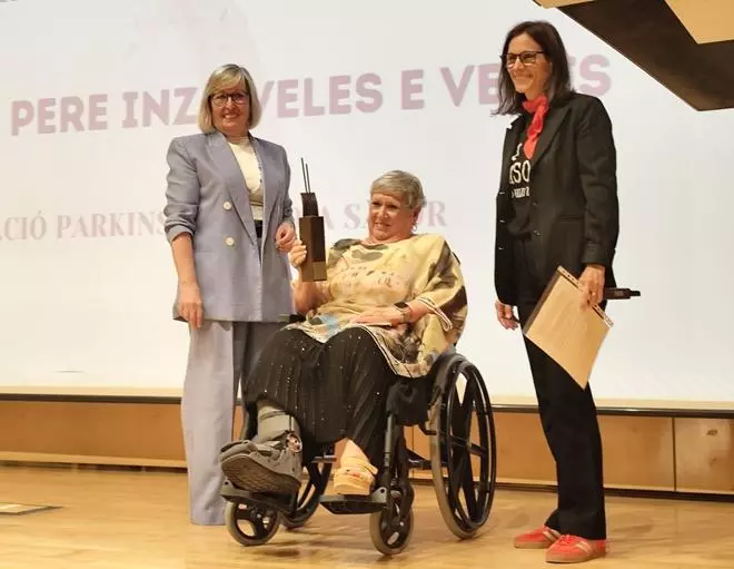 La Asociación de Párkinson Gandia-Safor recibe el Premi Pere Inza del IES Veles e Vents a la excelencia profesional