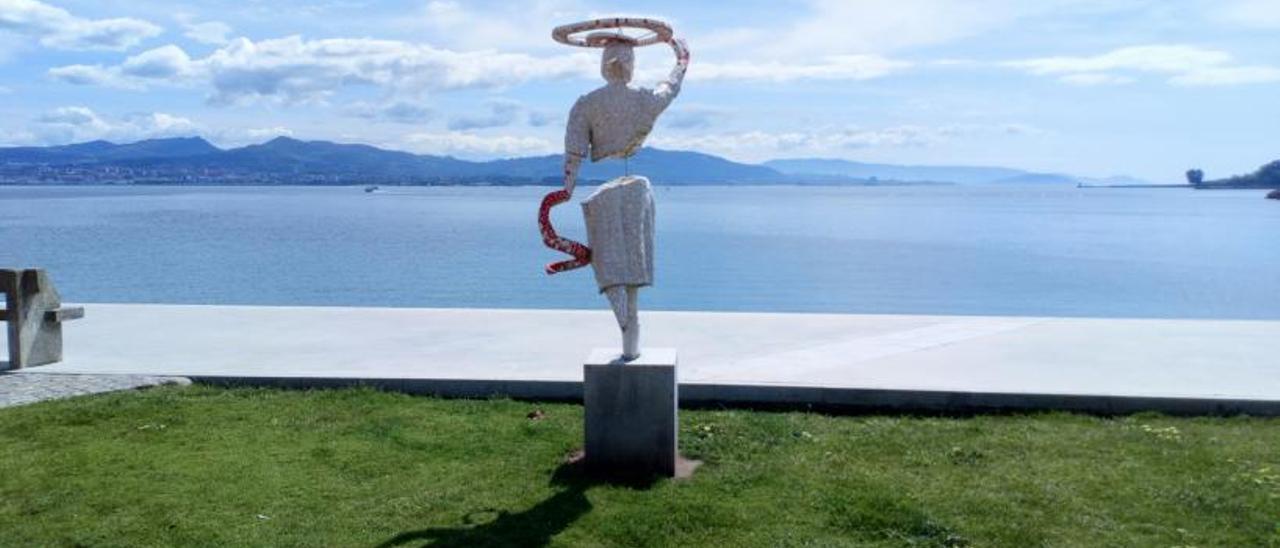 Una mujer mirando al mar de Rodeira. |