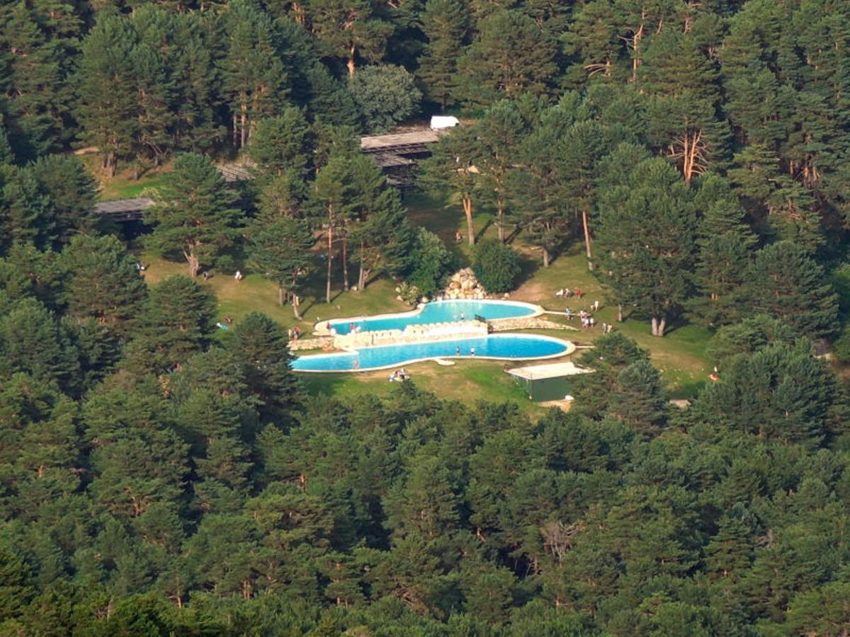 El recinto cuenta con 30 hectáreas de extensión y dos grandes piscinas rodeadas de naturaleza