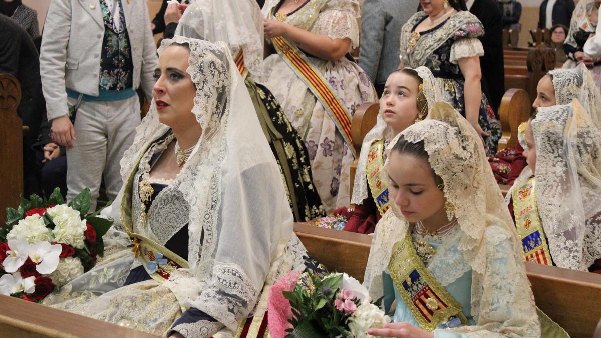 Las falleras mayores de Alzira 2025 en la misa celebrada tras la Ofrenda.