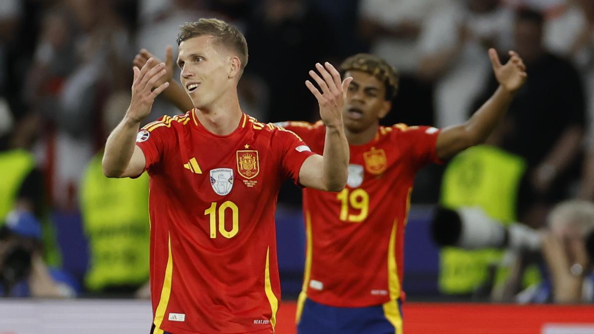 Nico Williams y Dani Olmo se lamentan en una jugada de la final ante Inglaterra