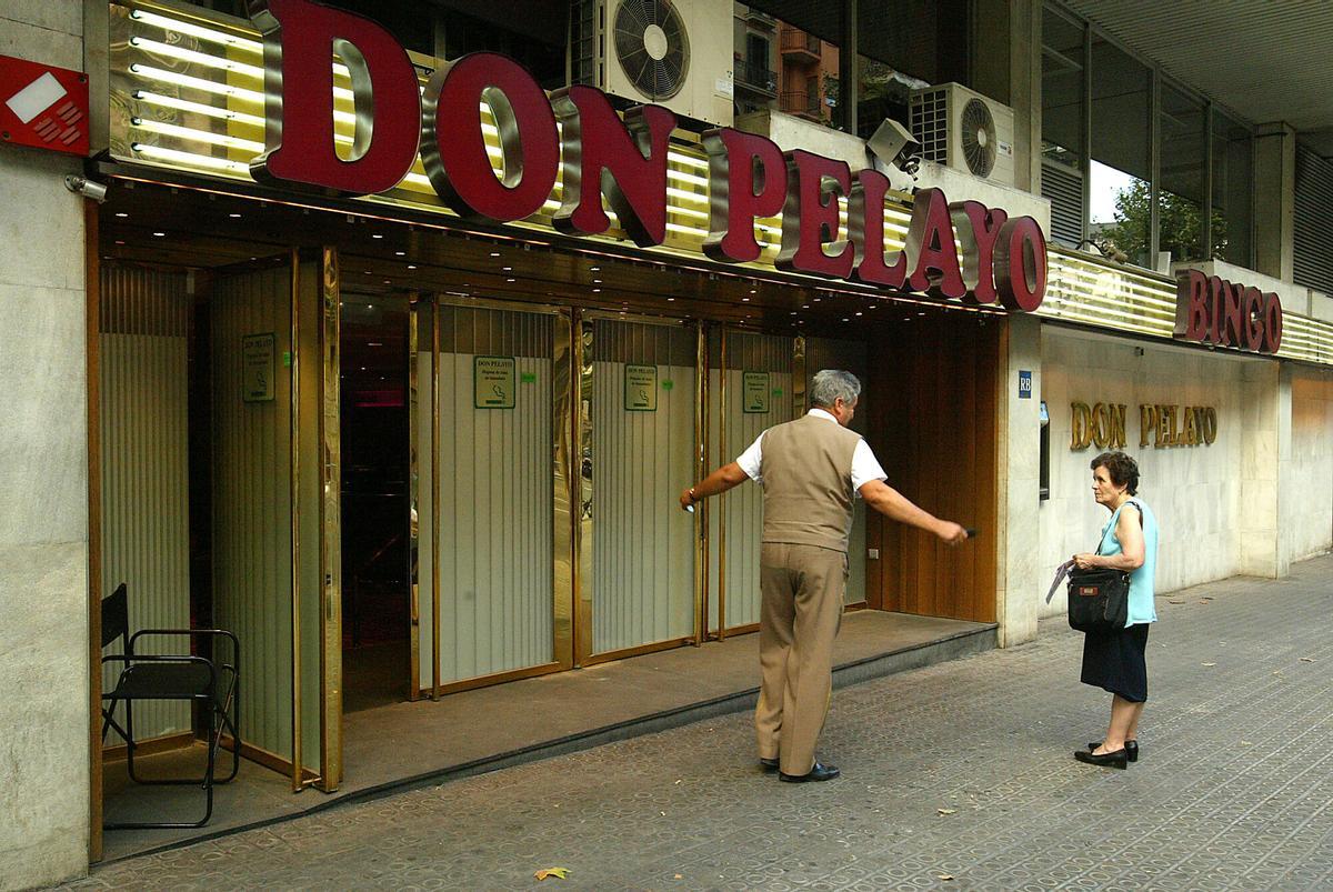 Fachada del bingo Don Pelayo, en la calle Urgell de Barcelona, donde la presunta asesina de ancianas utilizó la tarjeta de crédito de una de sus víctimas, el 5 de julio de 2006.