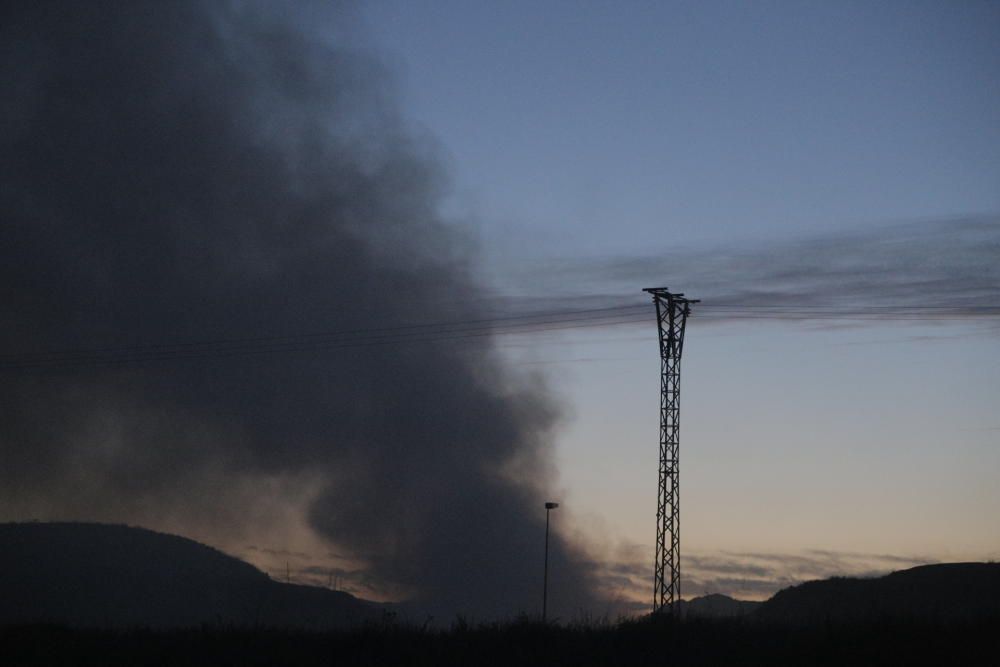 El viento de Poniente está arrastrando la densa columna de humo negro al casco urbano