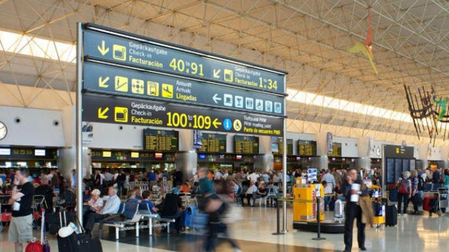 Pasajeros en la terminal del Aeropuerto Tenerife Sur.