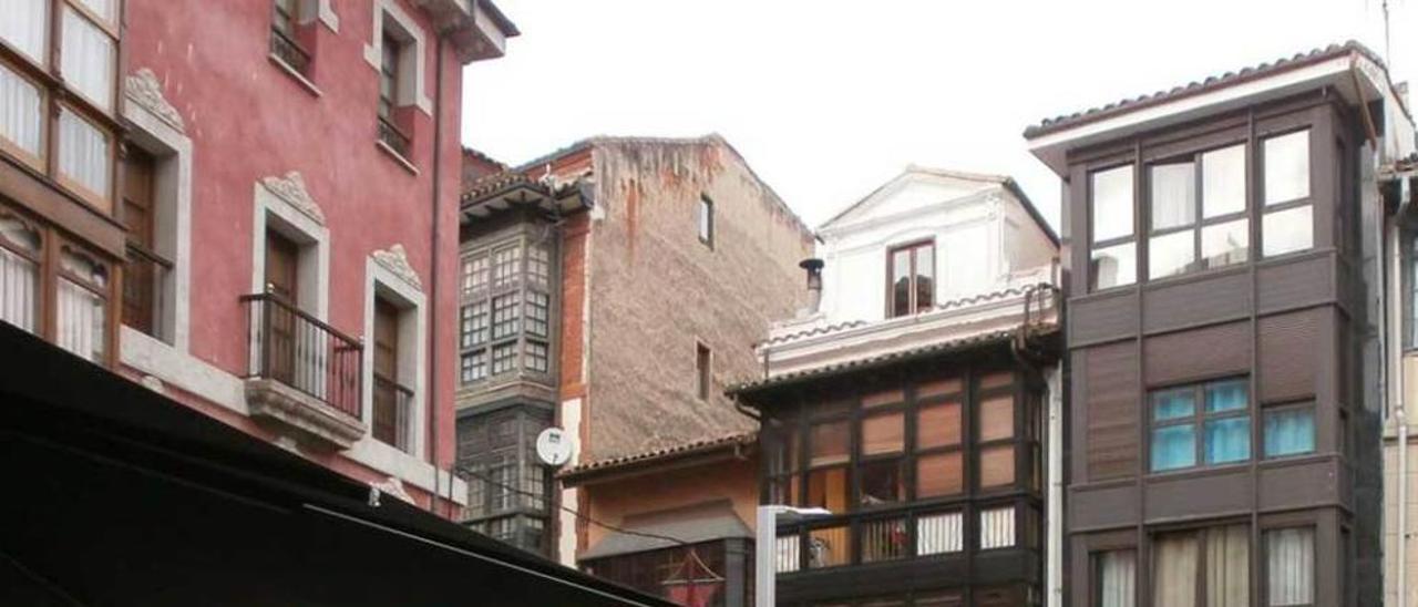 Público en una terraza del centro de Llanes.