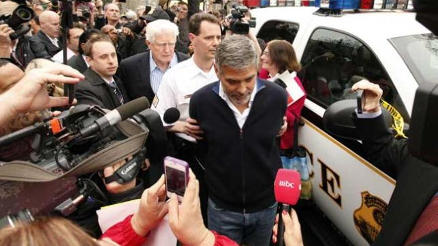 George Clooney tras ser detenido.
